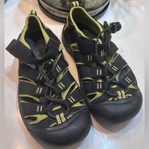 Keen sandals sz 2